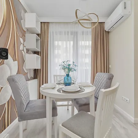 Pastel & Floral With Parking In By Renters * 브로츠와프
